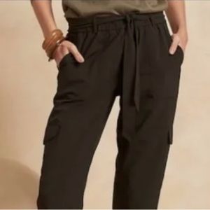 Tie waist cargo joggers- barely worn and in great condition!